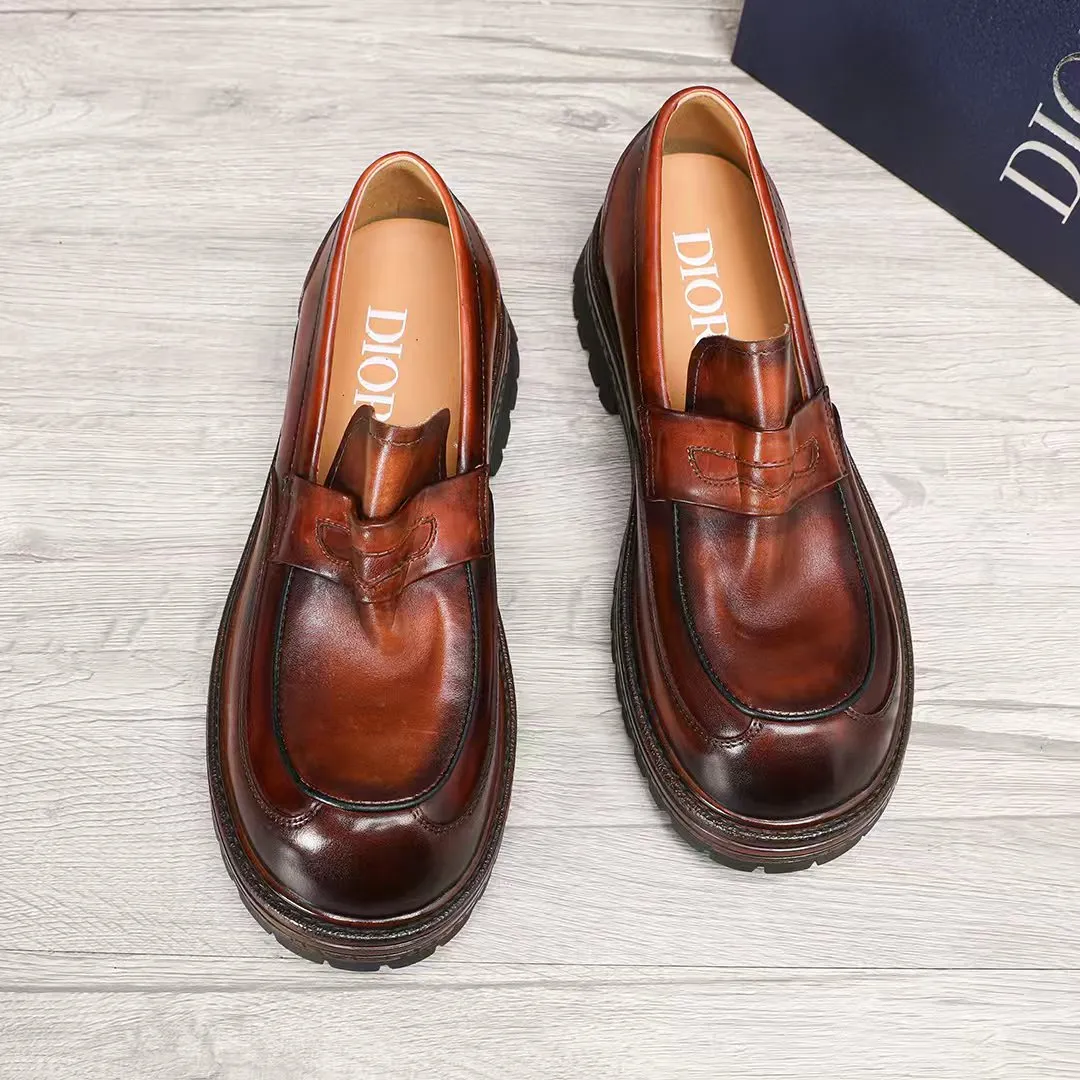 Factory price 540 🕷️🕷️[Dior] Dior's new men's shoes are launched in Hong Kong counters. Official website 1:1 production. Original Italian patented cowhide + water-dyed 🐂 leather lining. Designed by European and American masters. Goodyear craftsmanship, washed cowhide, perfect shape to create counter quality, solid color rubber wear-resistant outsole and classic dazzling toe! Super versatile and very comfortable. High-end without losing taste, fashionable and novel! ! Absolute focus! Colors optional, code number 38-44 (45 customized)
